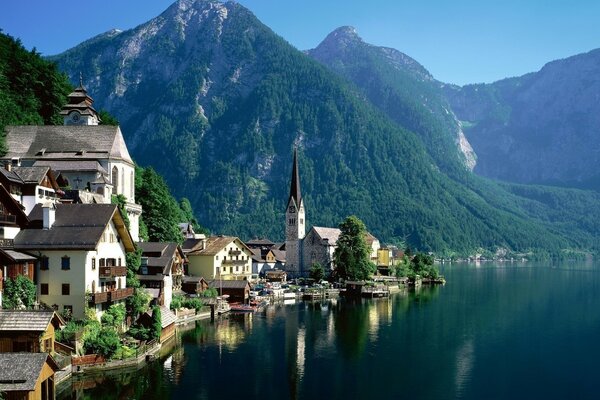 Città vicino al lago