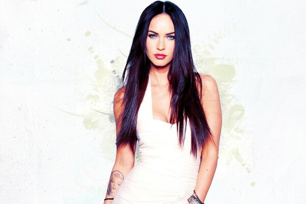 Chica de pelo oscuro con un vestido blanco. Megan Fox