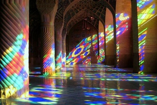 Luces coloridas en las paredes del Palacio de la luz del sol que fluye a través de las vidrieras de colores