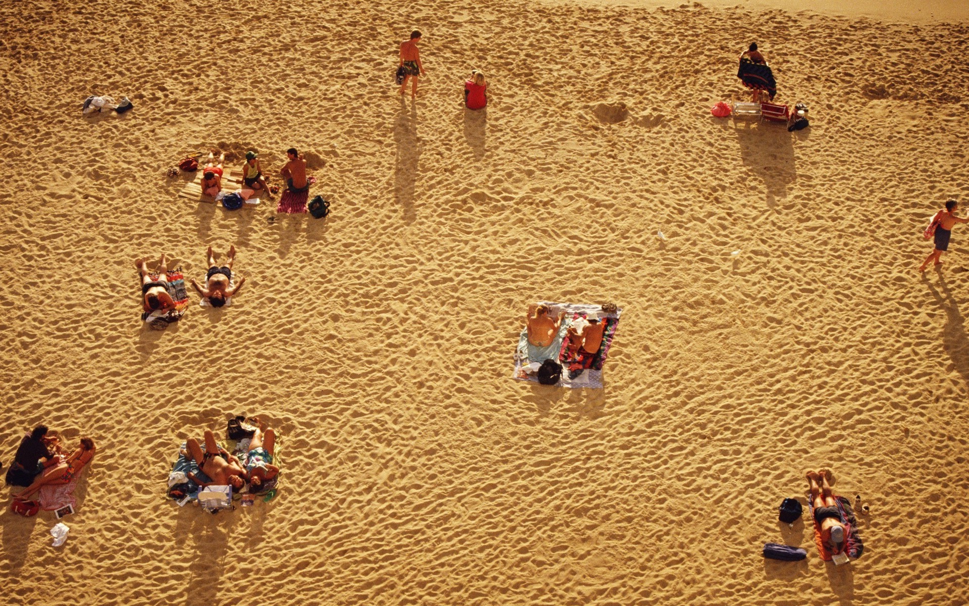 mar e oceano grupo adulto férias homem areia muitos viajar vestir