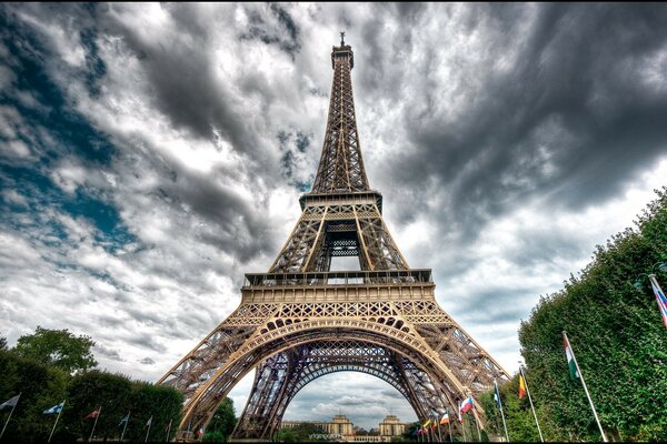 Torre Eiffel e nuvole grigie