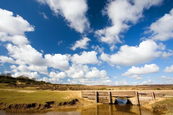 Uma ponte sobre um rio em algum lugar rural