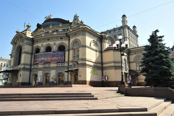 Архитектура города солнечный день