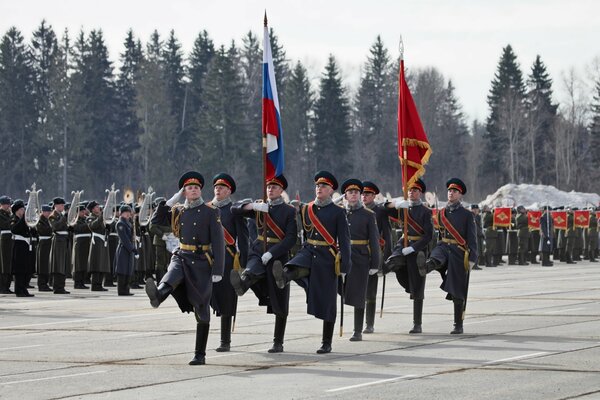 Военные на параде дают честь