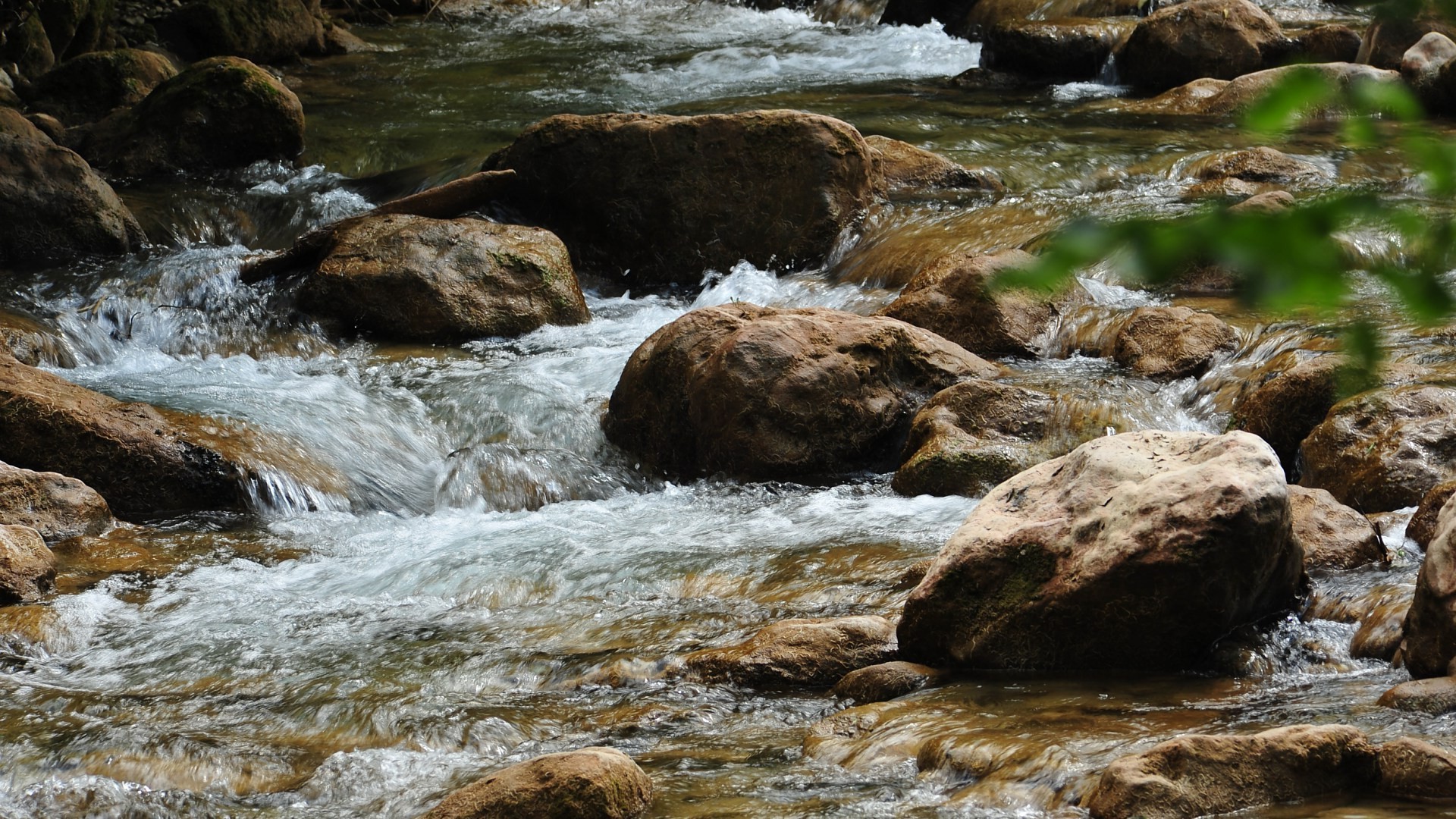 nehirler göletler ve akarsular göletler ve akarsular su akış nehir doğa kaya açık havada ıslak şelale akış seyahat vahşi rapids boulder hareketler sıçrama dere