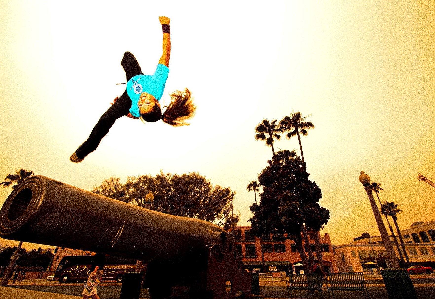 parkour competencia acción silueta adulto carreras coche solo puesta de sol campeonato energía rendimiento atleta iluminación deportes acuáticos recreación al aire libre hombre viajes