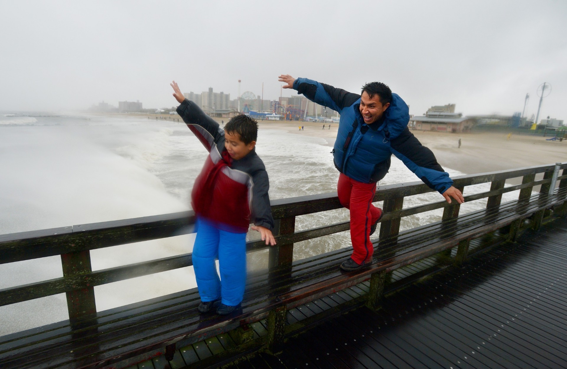 hombre adulto agua mujer viajes al aire libre chica ocio luz del día estilo de vida puente tráfico