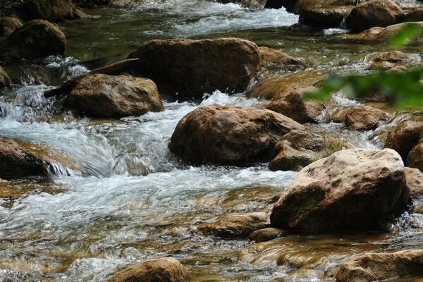 Riacho da montanha e grandes pedras