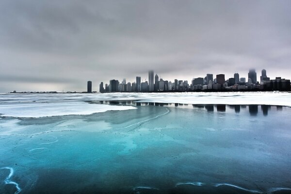 Città dei grattacieli vicino all oceano