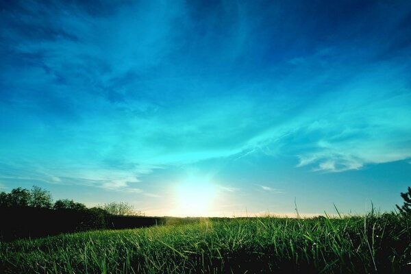 Hermosa puesta de sol de verano con cielo azul