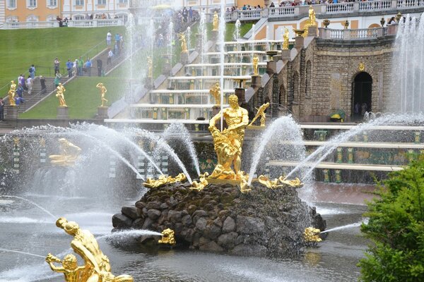 The chic fountain in St. Petersburg is gilded