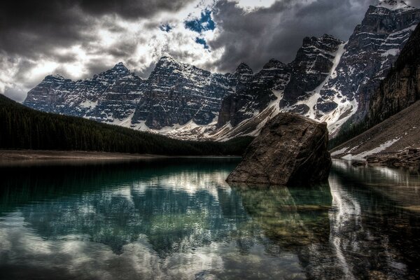 Lac sur fond de montagnes avec des nuages