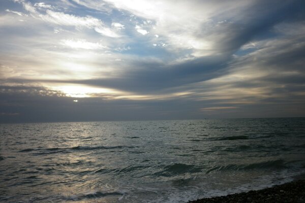 Plage de mer sur fond de coucher de soleil