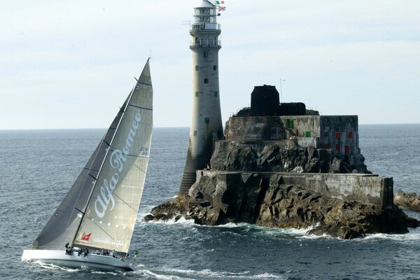 Voile dans la mer bleue