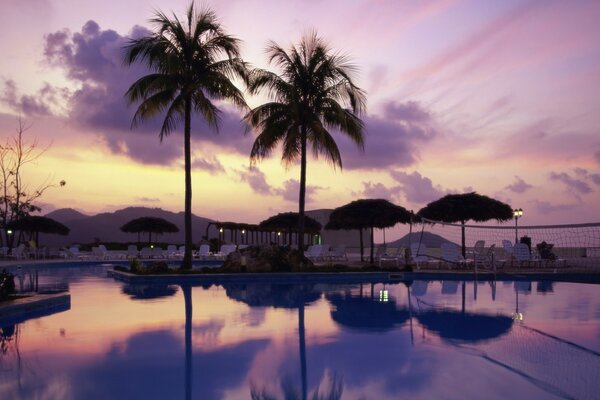 Paisagem com piscina em um resort tropical