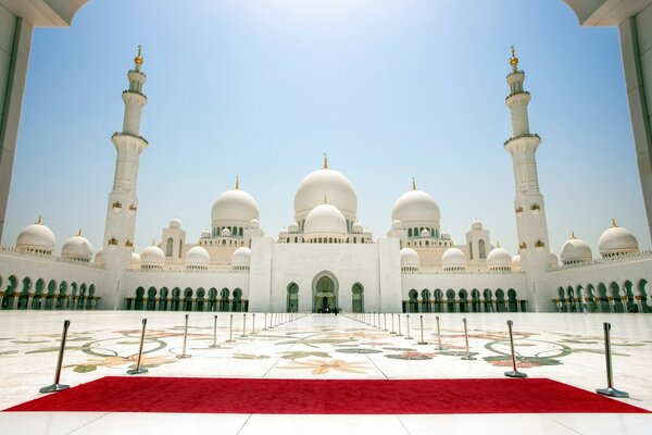 قصر الحجر الأبيض مع السجادة الحمراء