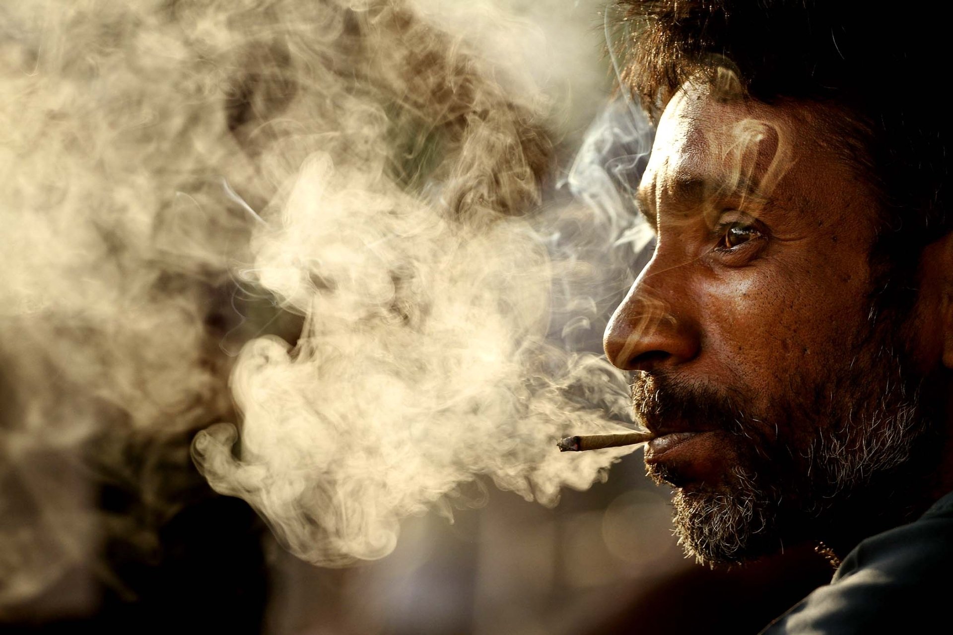 мужчина араб лицо самокрутка дым