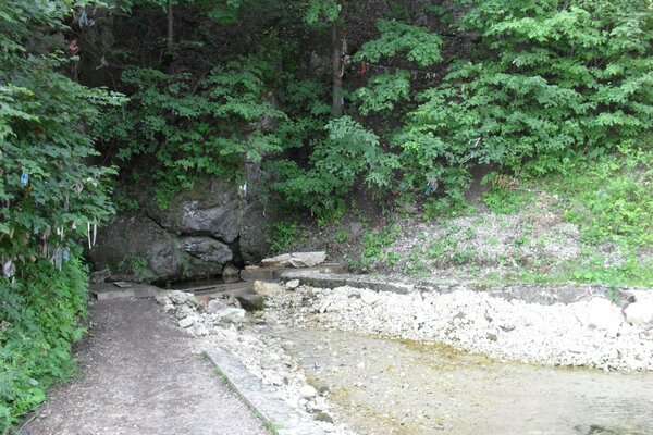 Der bergische Fluss in seinem Heimatdorf