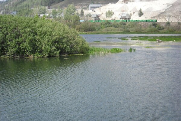 Lago e Isolotto. il treno passa in lontananza