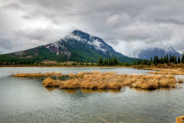 Paysage. Reflet de la montagne dans l eau du lac