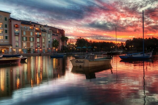 La puesta de sol se refleja en el cuerpo de agua de la ciudad