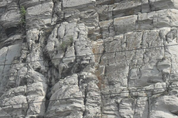 Russische Flagge auf einem grauen Felsen