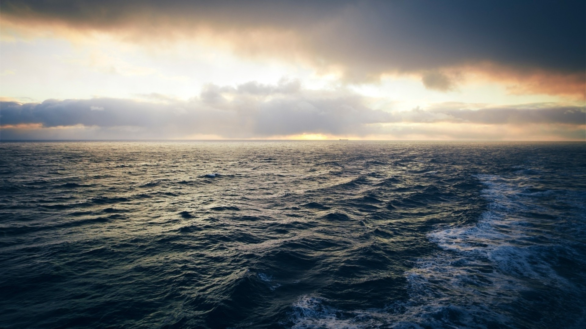 海洋和海洋 日落 海 太阳 海洋 水域 天空 自然 景观 天气 好天气 风暴 景观 海滩 黎明 光 黄昏 晚上