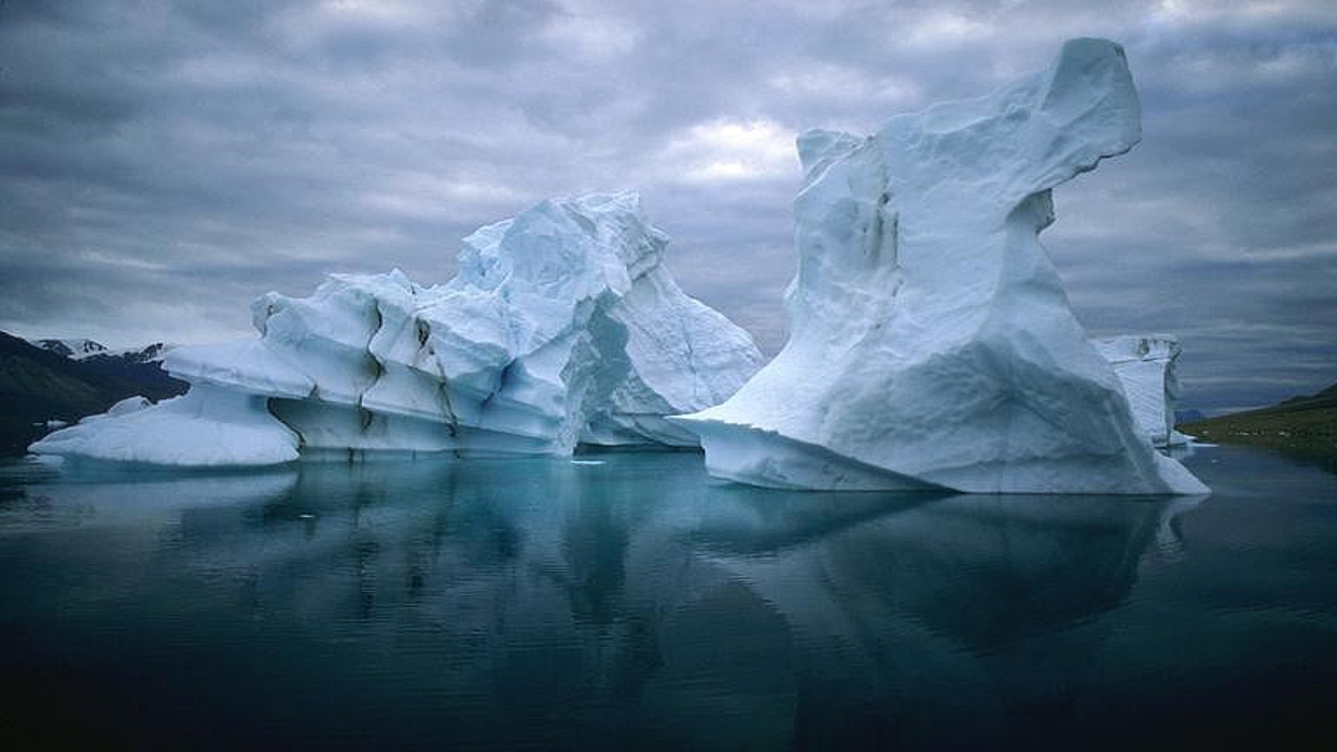 glace iceberg glacier givré fusion eau neige congelé froid paysage hiver natation changement climatique nature réflexion océan antarctique polaire voyage