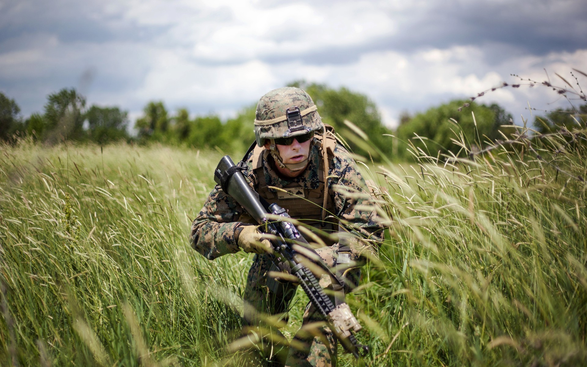 forces spéciales guerre arme soldat militaire armée herbe pistolet fusil à l extérieur champ camouflage combat nature été munitions homme loisirs un loisirs