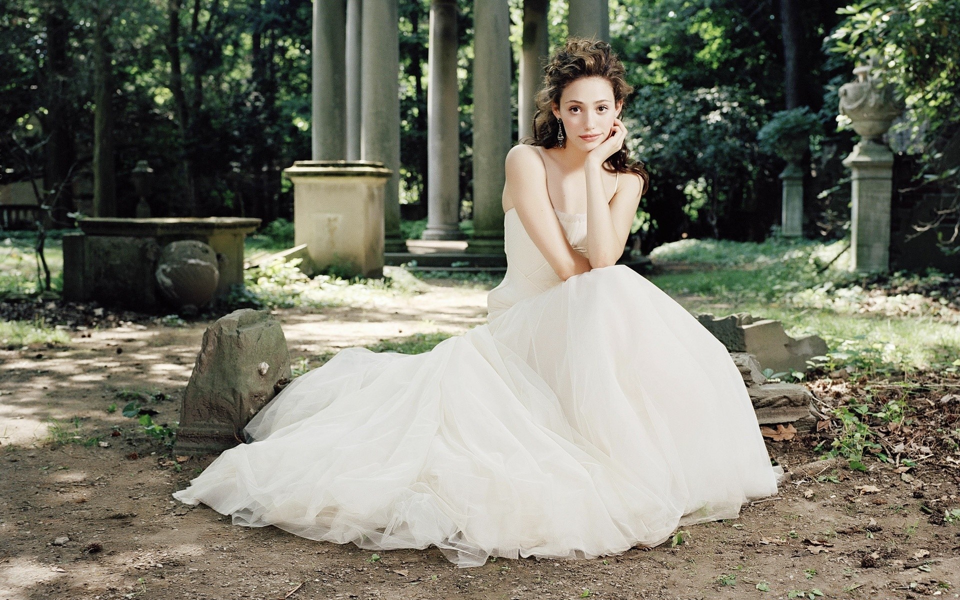 schauspielerinnen frau kleid eins im freien porträt hochzeit mädchen erwachsener braut natur park sommer schleier