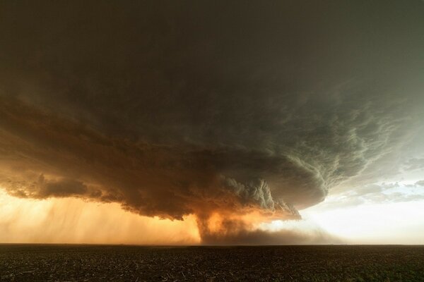 Tornado en medio del desierto