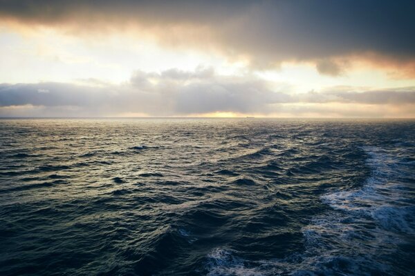 Eine Spur von einem Schiff, das auf dem Seeweg vorbeiging