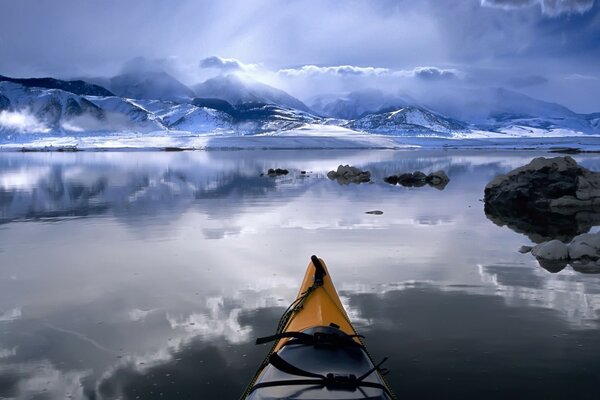 Lagos de invierno, agua y hielo