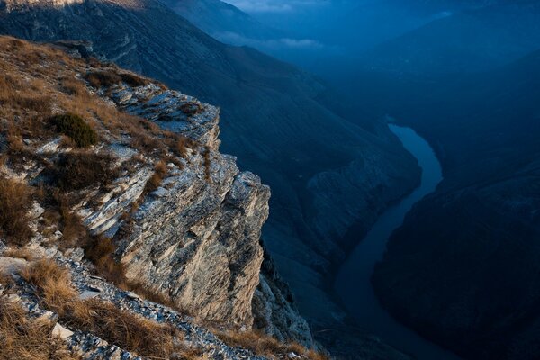 Vue de la falaise sur la rivière dans la vallée