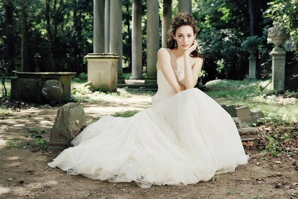 Chica en vestido en la naturaleza