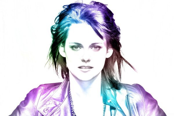 Kristen Stewart ın beyaz arka plandaki portresi