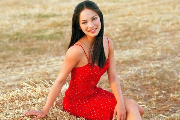 Belleza de pelo negro en vestido rojo en el campo