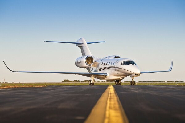 Großes weißes Flugzeug auf Asphalt