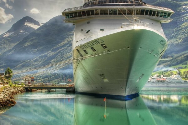 Grande nave sull acqua. Viaggio