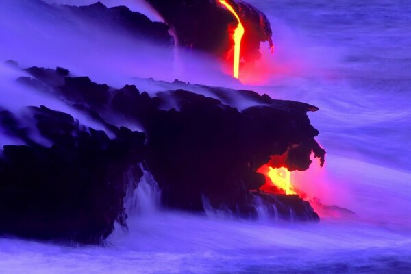 Vulcão perigoso com lava em fumaça