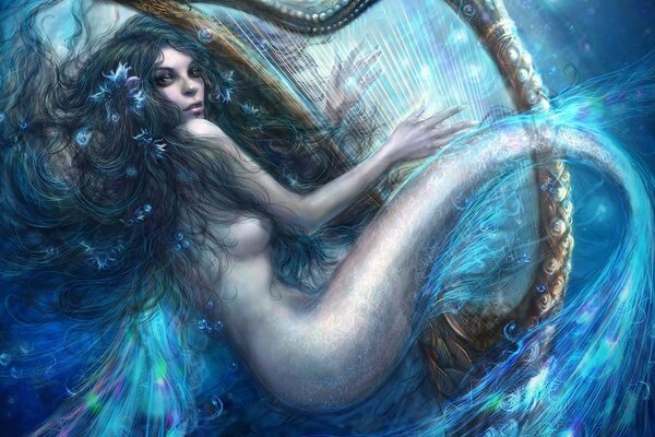 Sirena in acqua con una bella coda