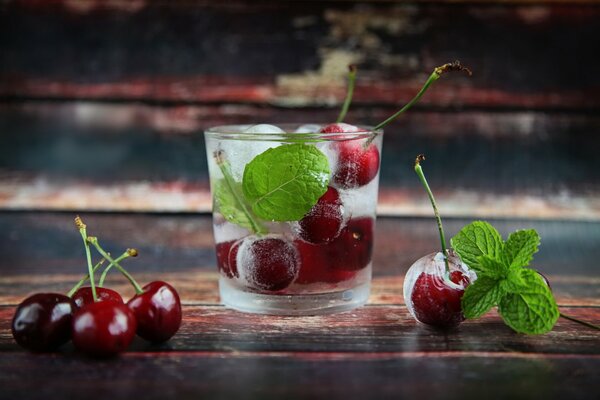Коктейль с черешней, мятой и льдом