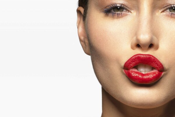 Donna con rossetto glamour rosso