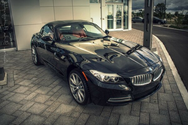 Voiture de sport BMW sur pavé