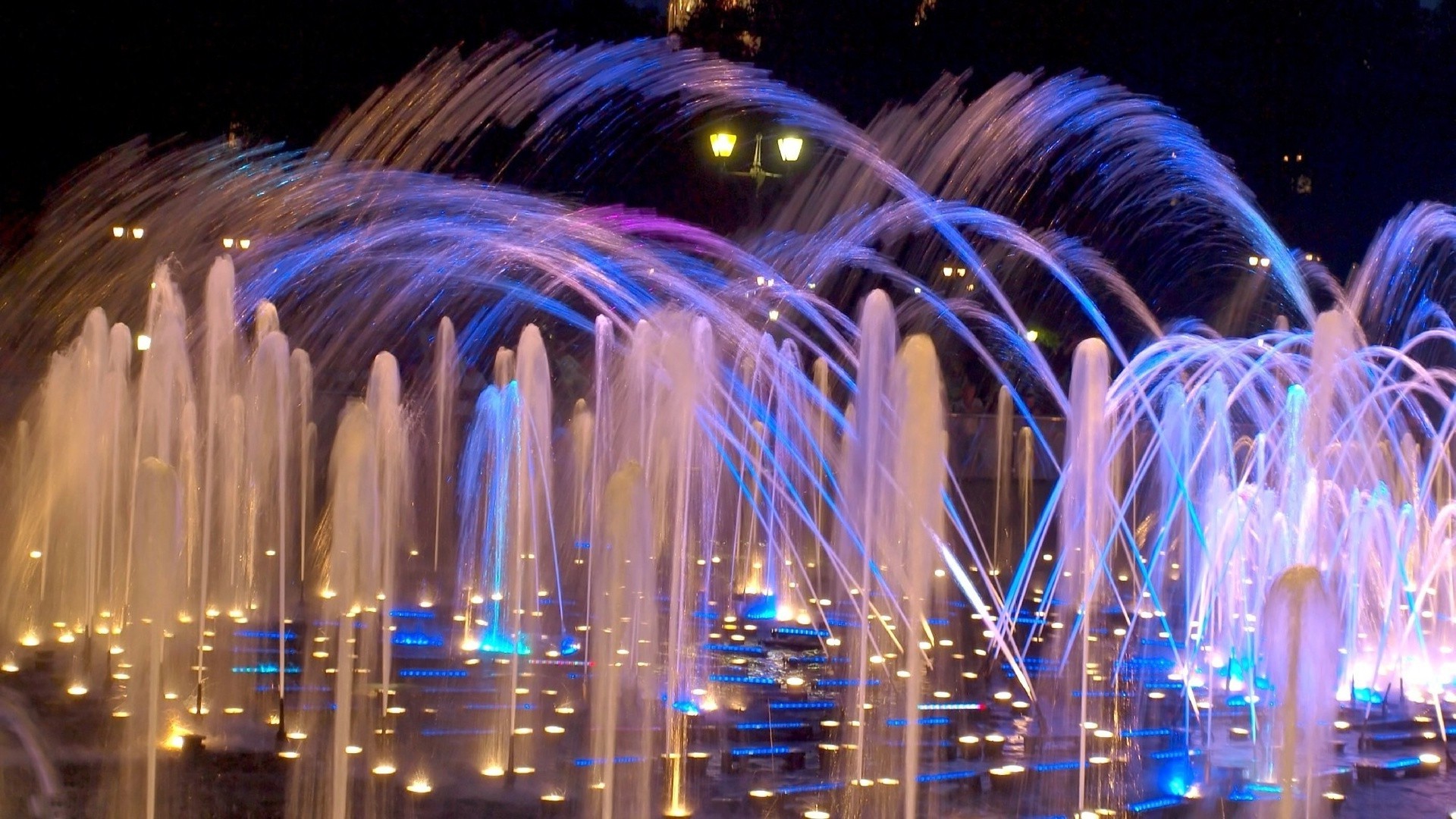 fuentes luz festival noche movimiento fuegos artificiales desenfoque ciudad iluminación fotografía hogar navidad urbano vacaciones fiesta arquitectura viajes neón oscuro llama dinámico