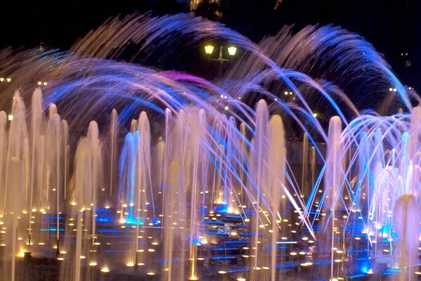 Fuentes de colores iluminadas en la noche