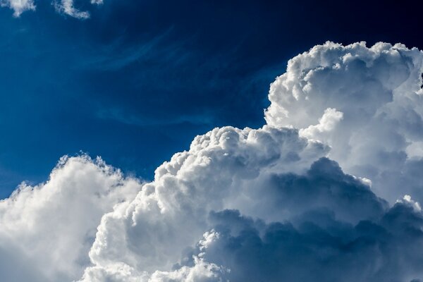 Wolken verdichten sich über dem blauen Himmel