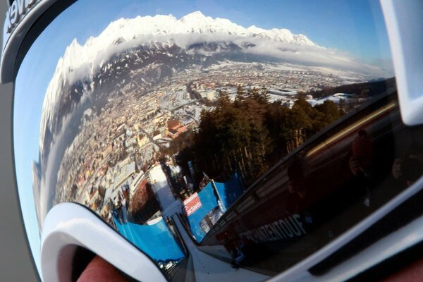 Reflexion der Berge in der Brille eines Snowboarders