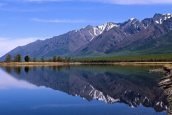 Espejo de lago de montaña