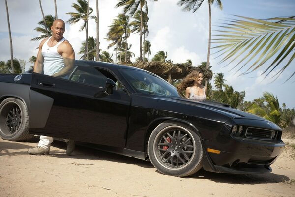 Carro preto em uma praia abandonada